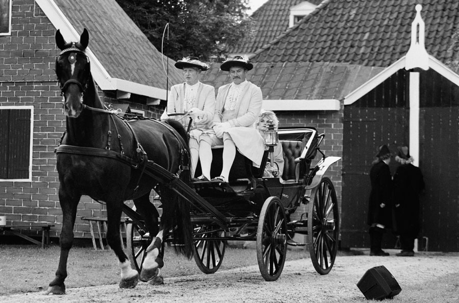 NUIS / 15-6-2000 / Openluchtspel Bommen Berend. Traditiegetrouw draven er weer veelvuldig paarden en koetsen over het speelveld. / voor fotopagina / foto Omke Oudeman