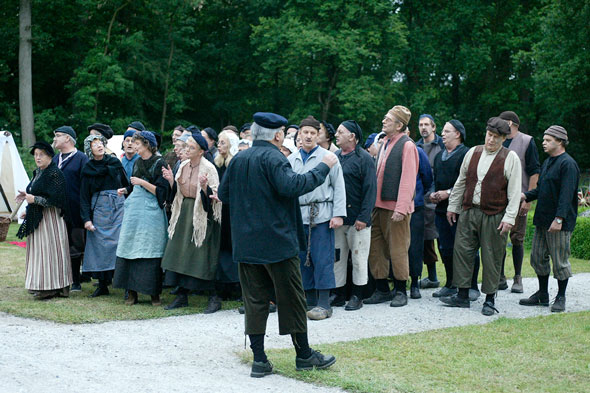 NUIS / 10-6-2004 / Openluchtspektakel: Rooie loop en Revolutie opgevoerd door Spek Om Spinnen. Het toneelstuk speelt zich af in de tijd van Napoleon. /Foto: Omke Oudeman